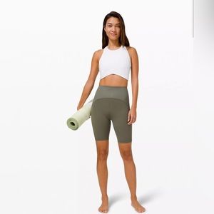 Lululemon Blissful Bend Super-High-Rise Short 8" army green size 2